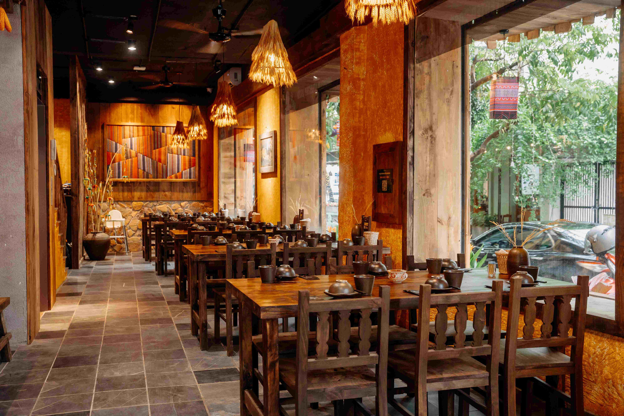 Không gian các cơ sở Bếp Quán rộng rãi, mang đậm phong cách Hà Nội xưa